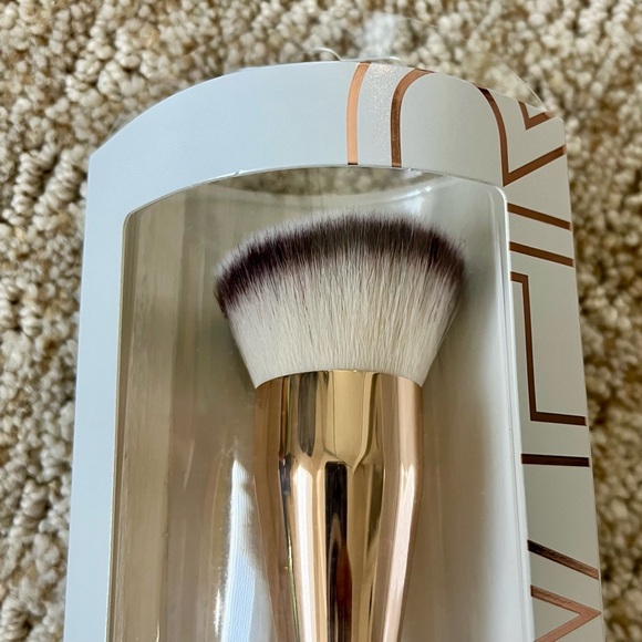 Flower by Drew Barrymore Foundation Buffing Brush color: rose gold & white - Picture 3 of 5